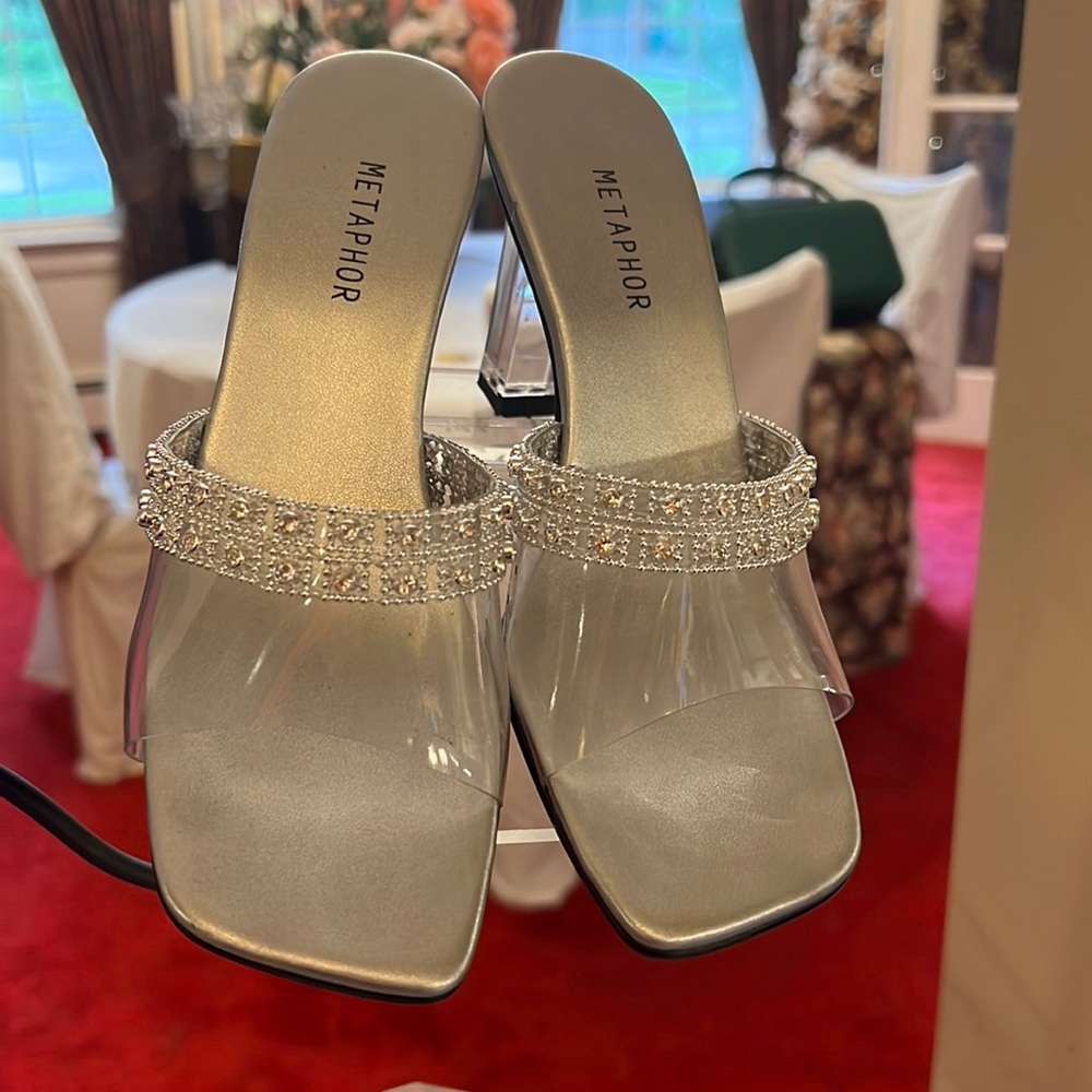 VTG 6.5 Sparkling Silver and Clear Slip On Sandals - Picture 2 of 8